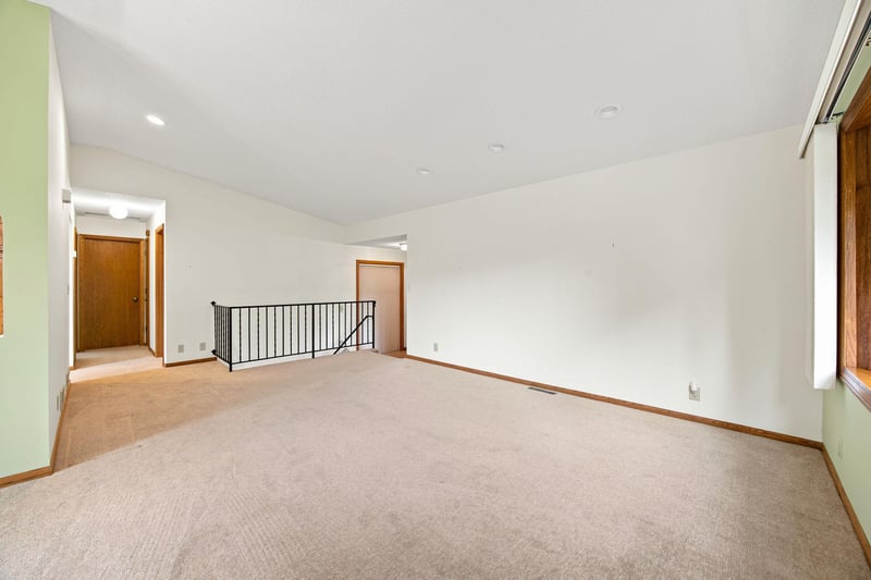 631 Transit Ave W, Roseville, MN 55113