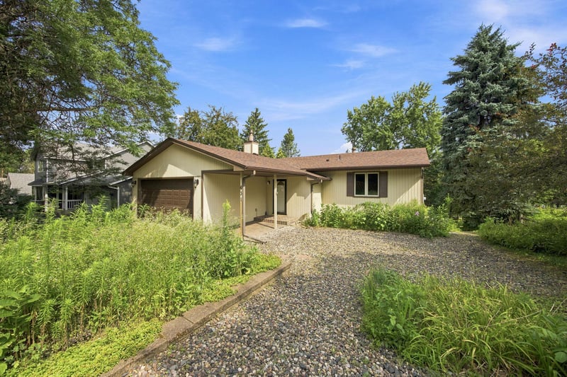 631 Transit Ave W, Roseville, MN 55113