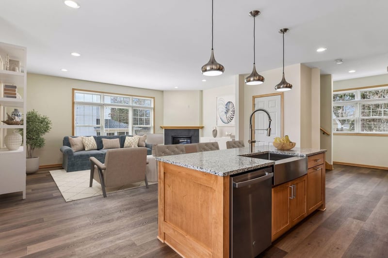 2121 Village Trl, Mound, MN 55364