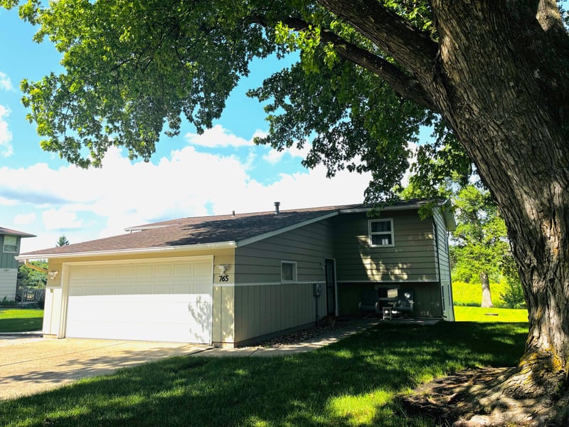 765 Des Moines Dr, Windom, MN 56101