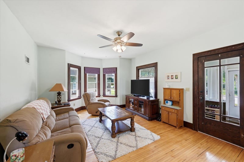 117 S Market St, Belle Plaine, MN 56011