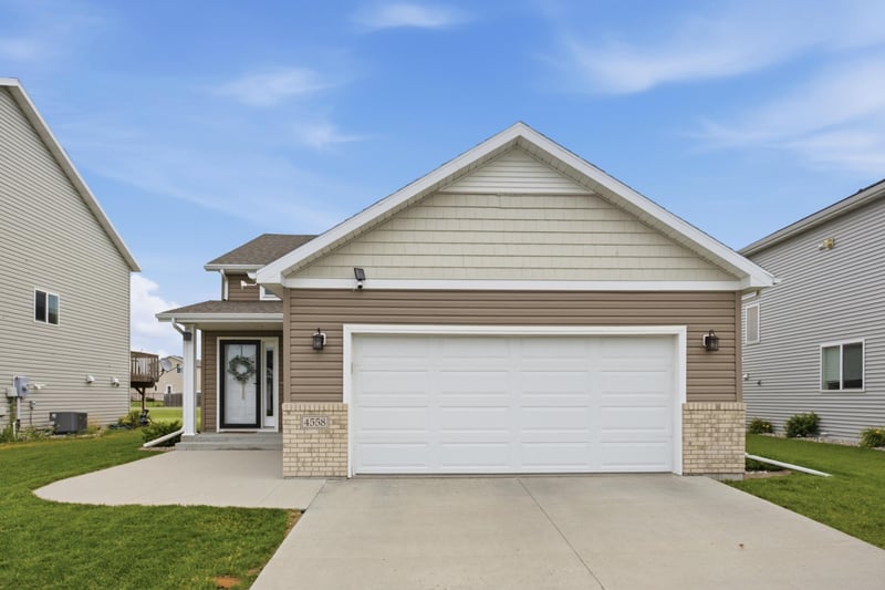 4558 13th St S, Moorhead, MN 56560