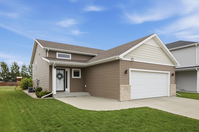 4558 13th St S, Moorhead, MN 56560