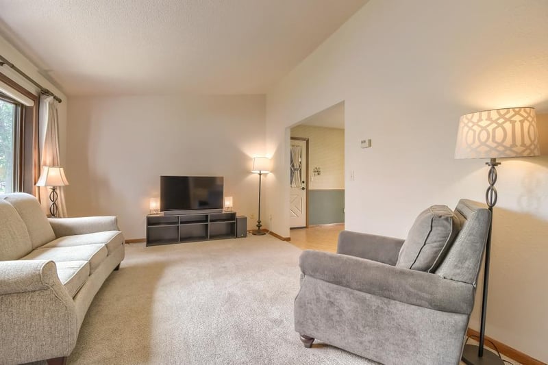383 Belmont Ln E, Maplewood, MN 55117