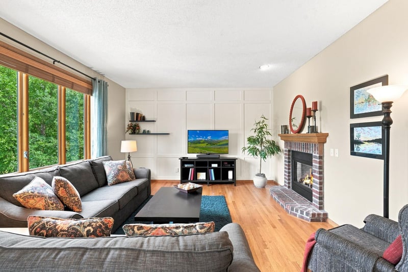 3649 Commonwealth Rd, Woodbury, MN 55125