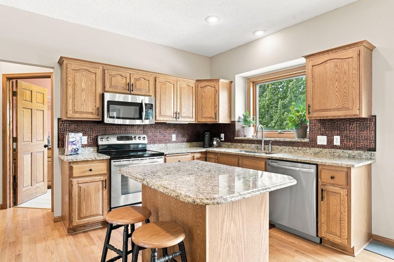 3649 Commonwealth Rd, Woodbury, MN 55125