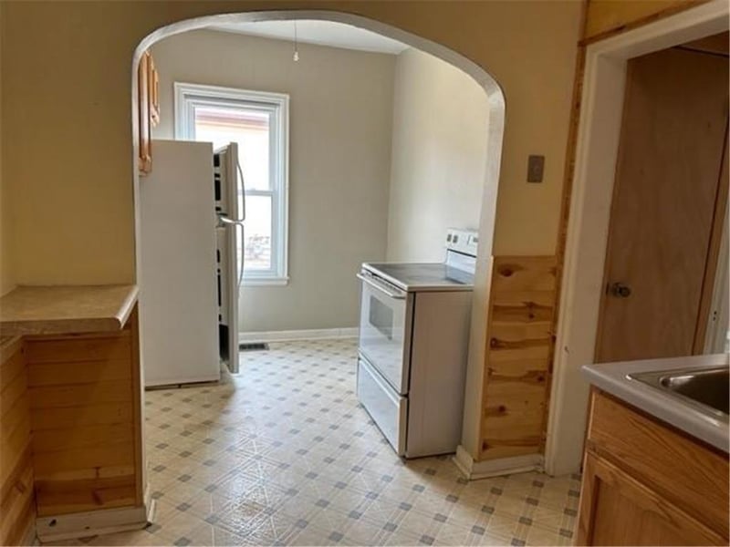 91 6th St, Windom, MN 56101