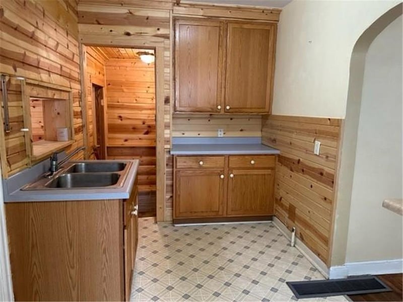 91 6th St, Windom, MN 56101