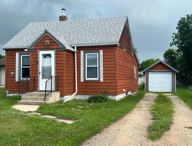 91 6th St, Windom, MN 56101