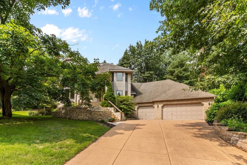 655 Evergreen Cir, Shoreview, MN 55126