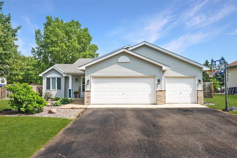 573 Kennedy St, Anoka, MN 55303
