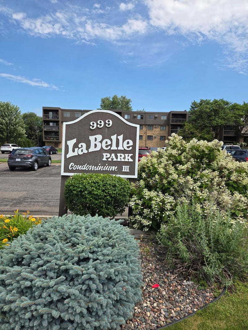 999 41st Ave NE #307, Columbia Heights, MN 55421