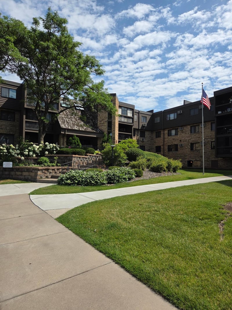 999 41st Ave NE #307, Columbia Heights, MN 55421