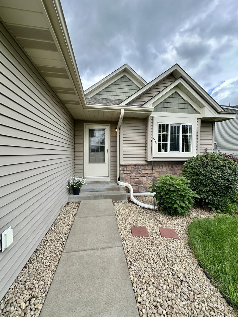 127 Robinson Dr, Circle Pines, MN 55014