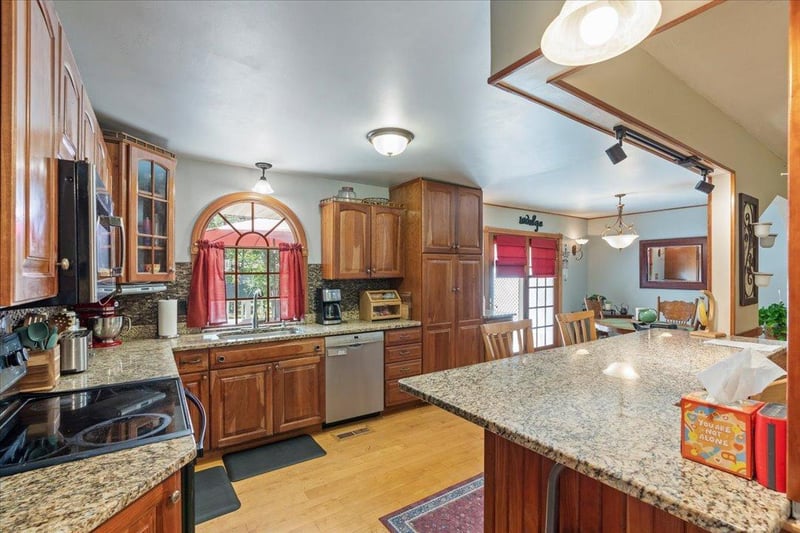 4905 Pine Beach Rd, Brainerd, MN 56401