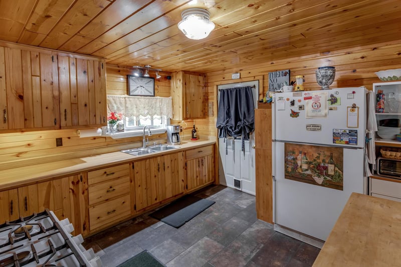 213 3rd St N, Hackensack, MN 56452