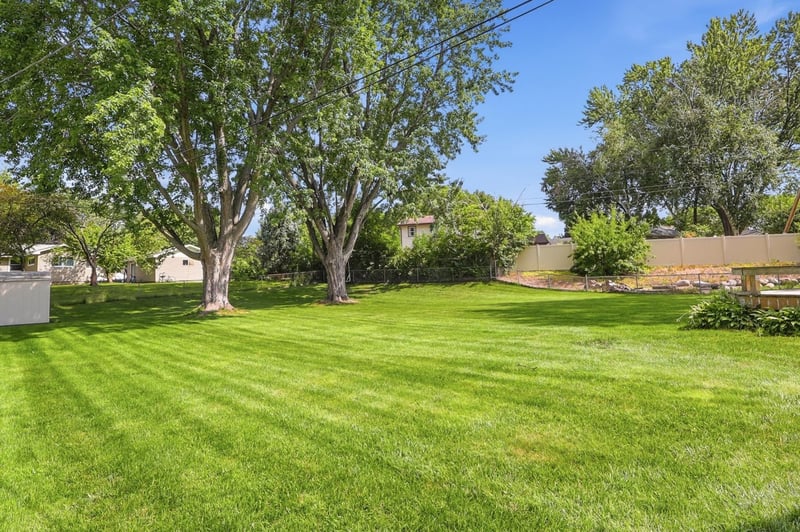 4250 Diamond Dr, Eagan, MN 55122