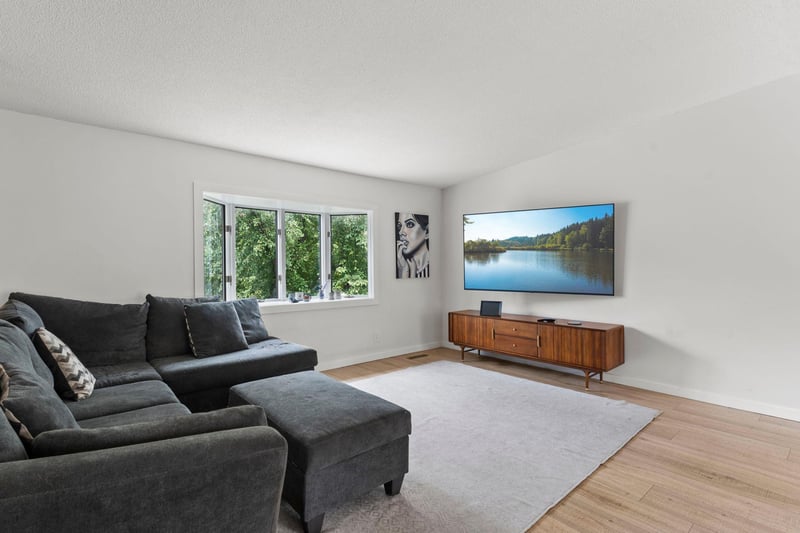 570 Kent Ln, Shoreview, MN 55126