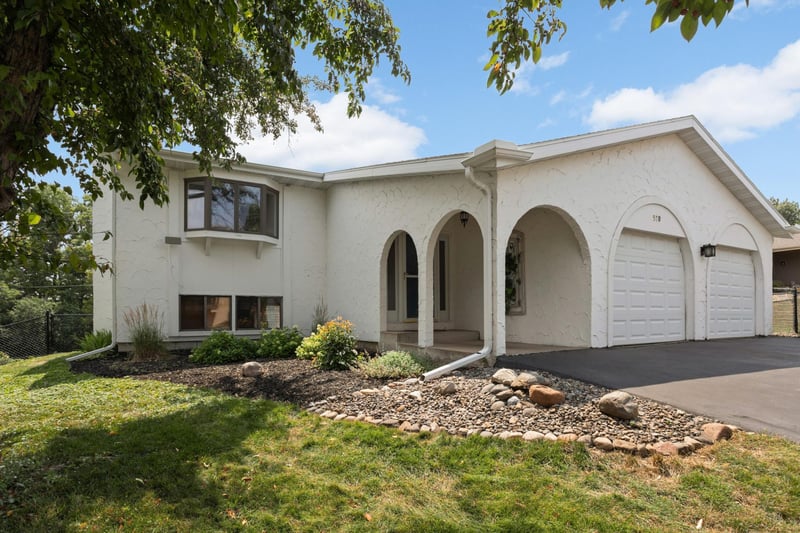 570 Kent Ln, Shoreview, MN 55126