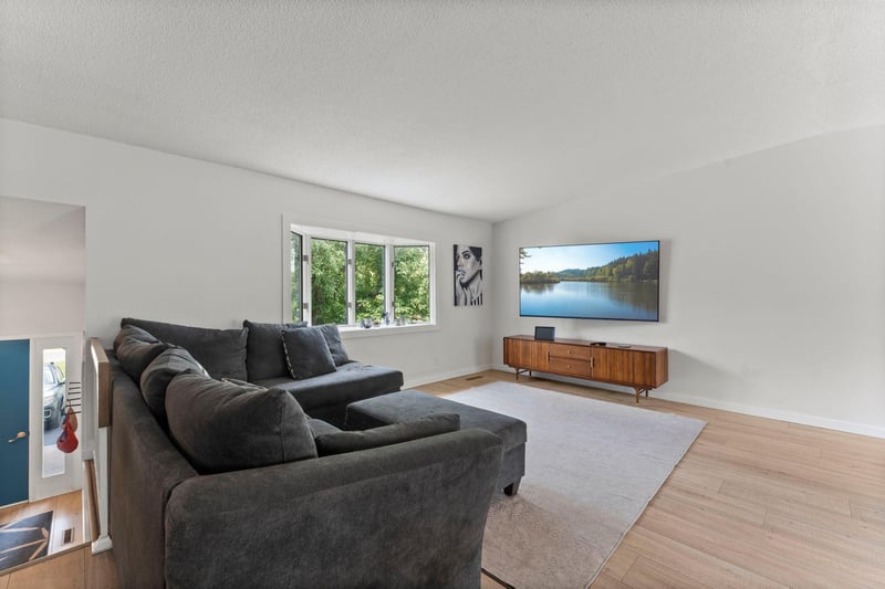 570 Kent Ln, Shoreview, MN 55126
