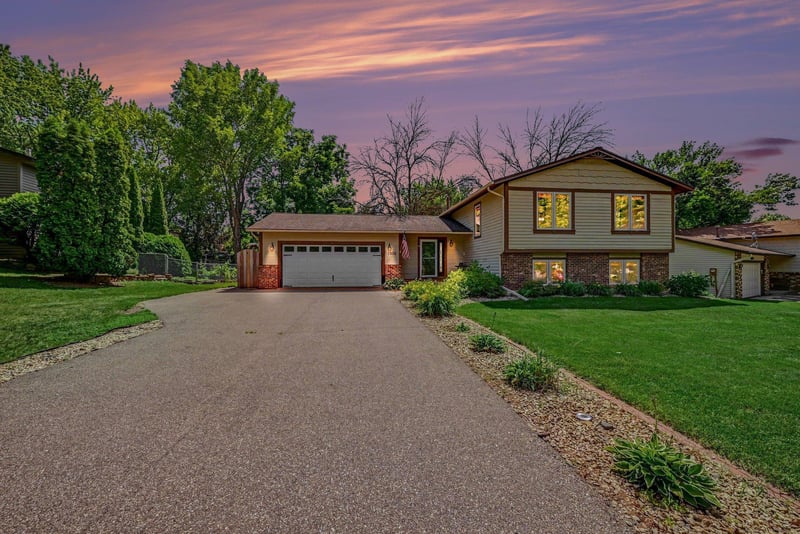 1950 Timber Wolf Trl N, Eagan, MN 55122