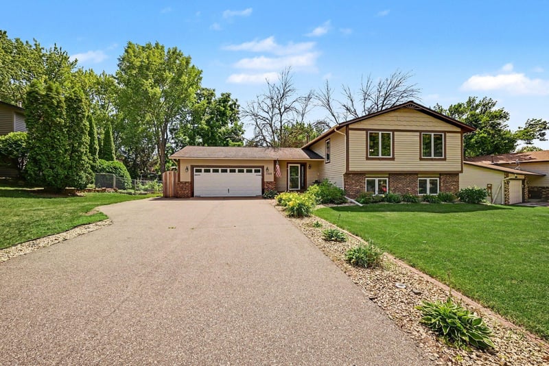 1950 Timber Wolf Trl N, Eagan, MN 55122