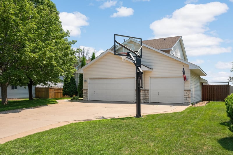 4152 Dakota Dr, Rosemount, MN 55068