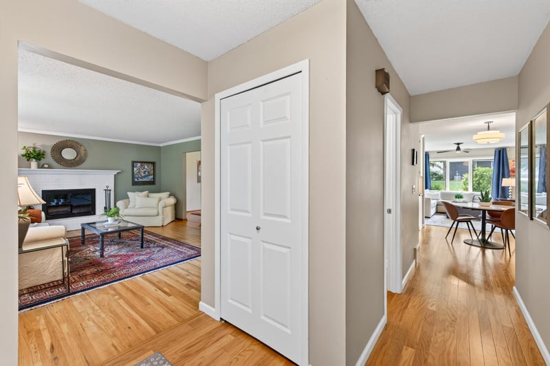 2809 W 101st St, Bloomington, MN 55431
