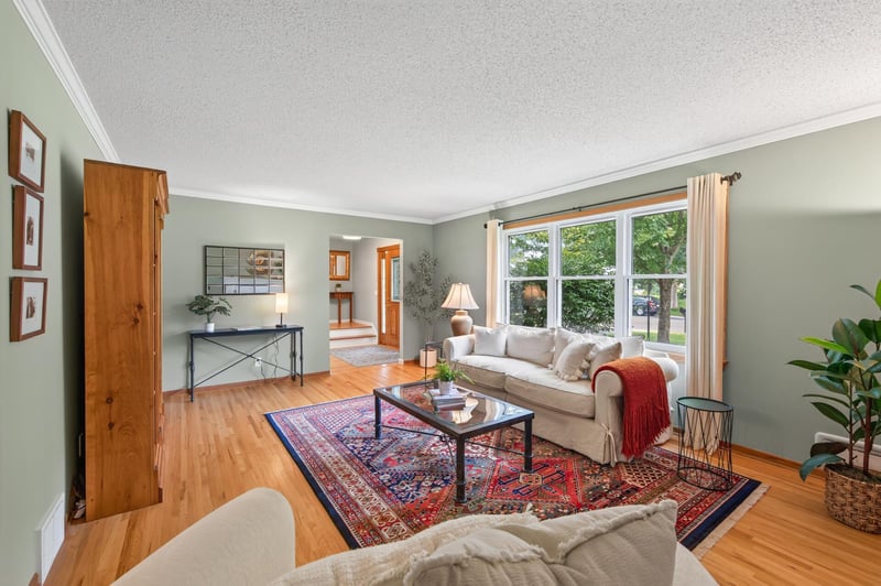 2809 W 101st St, Bloomington, MN 55431