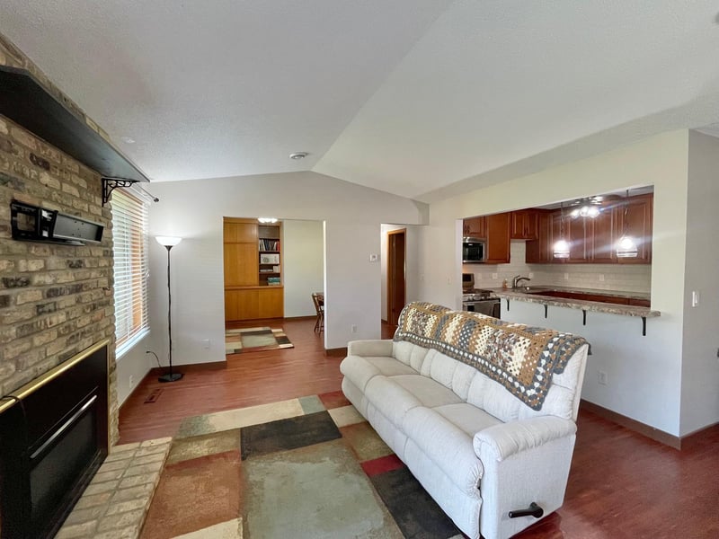 9809 Cimarron Trl, Minnetonka, MN 55305