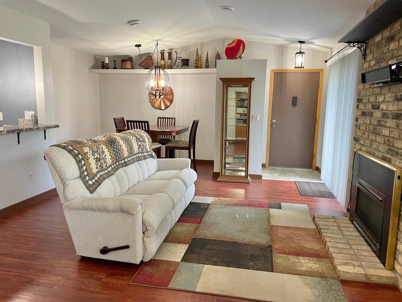 9809 Cimarron Trl, Minnetonka, MN 55305