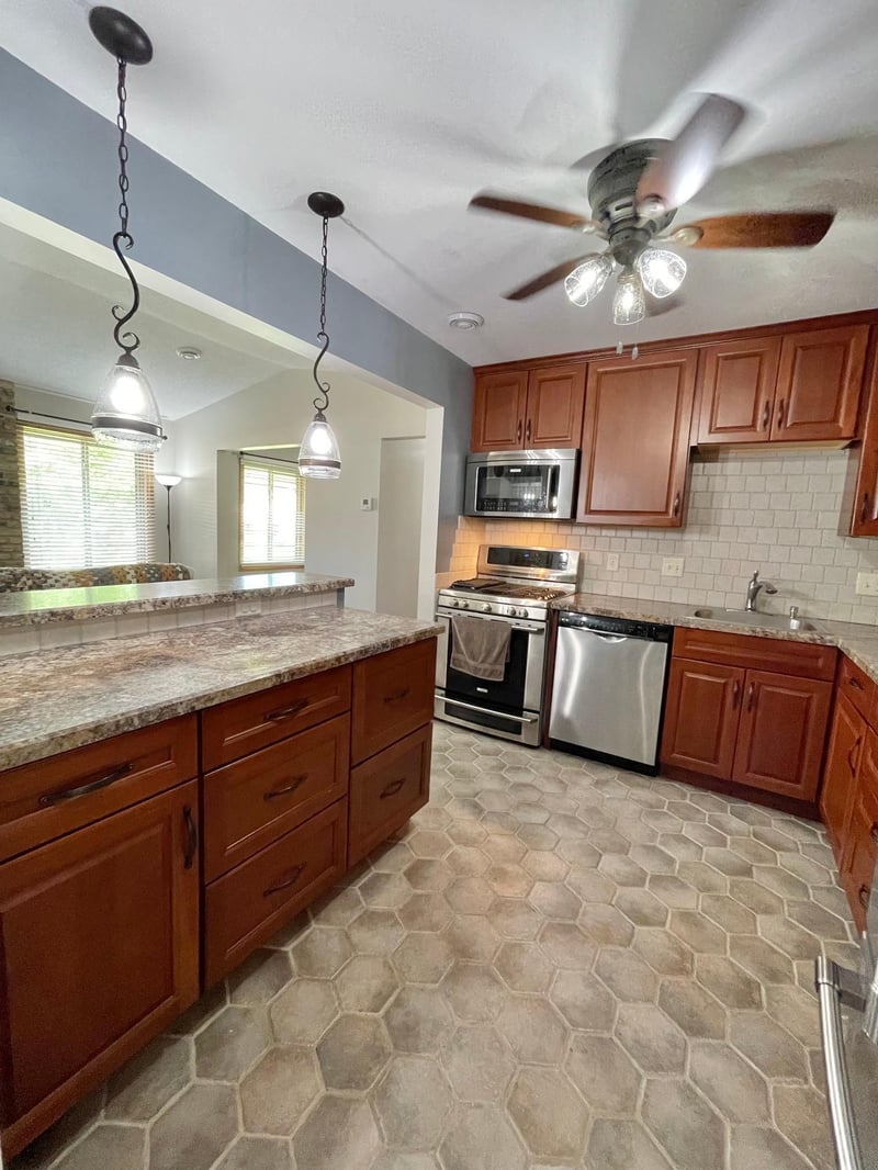 9809 Cimarron Trl, Minnetonka, MN 55305