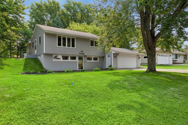 5749 W Glen Moor Rd, Minnetonka, MN 55345