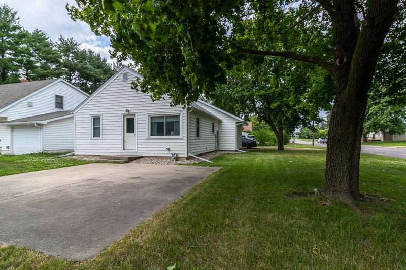 903 2nd St SW, Madelia, MN 56062