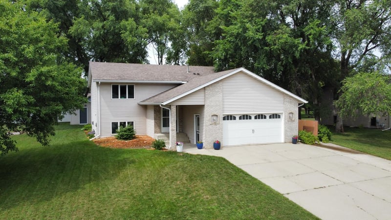 210 Ridgecrest Dr, Cannon Falls, MN 55009