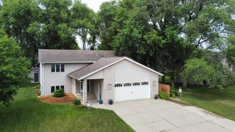 210 Ridgecrest Dr, Cannon Falls, MN 55009