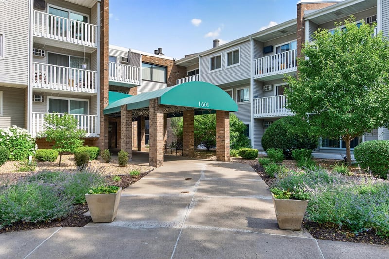 1601 N Innsbruck Dr #215NE, Fridley, MN 55432