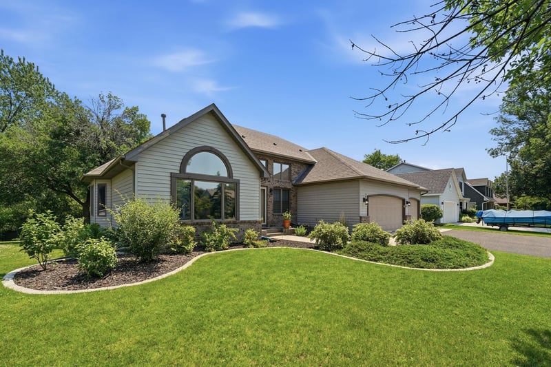1827 Hydram Ave N, Oakdale, MN 55128