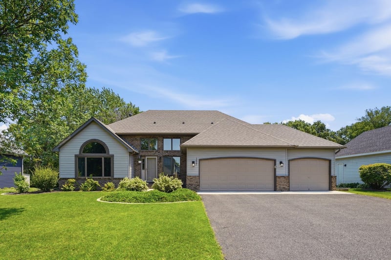 1827 Hydram Ave N, Oakdale, MN 55128