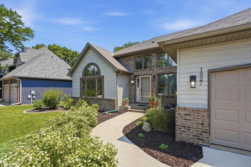 1827 Hydram Ave N, Oakdale, MN 55128