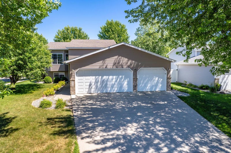 624 29th St N, Moorhead, MN 56560