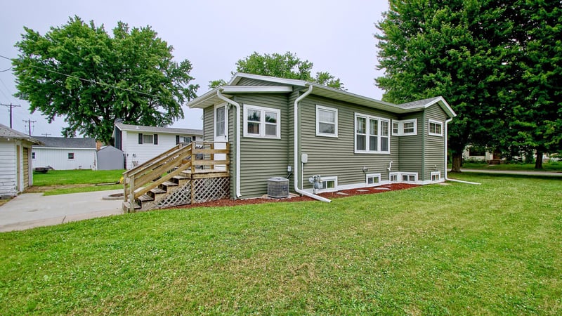 404 1st Ave SE, Pine Island, MN 55963