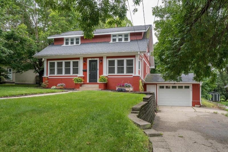 520 3rd St S, Waterville, MN 56096
