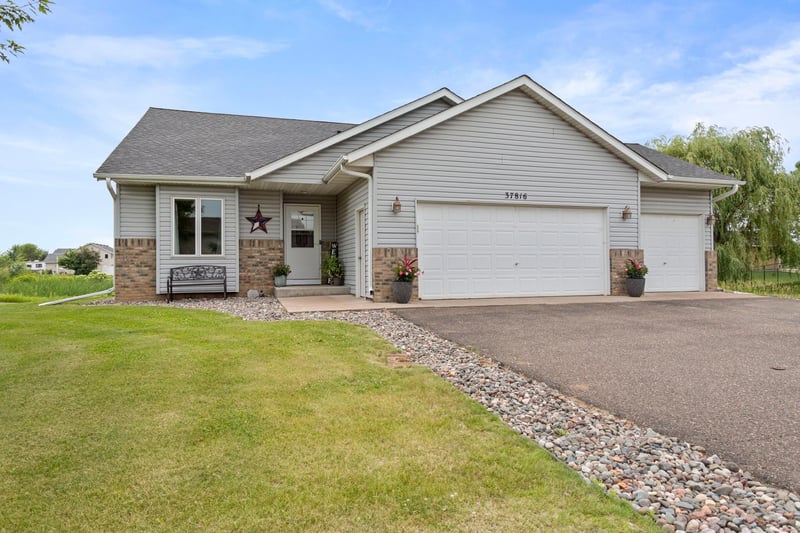 37816 Hawthorne Ave, North Branch, MN 55056