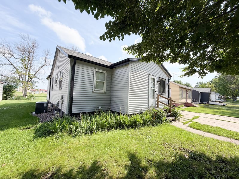 1719 Dover St, Worthington, MN 56187