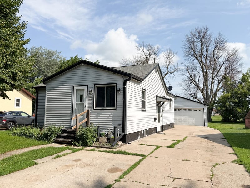 1719 Dover St, Worthington, MN 56187