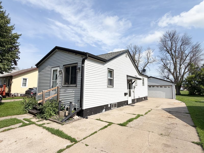 1719 Dover St, Worthington, MN 56187