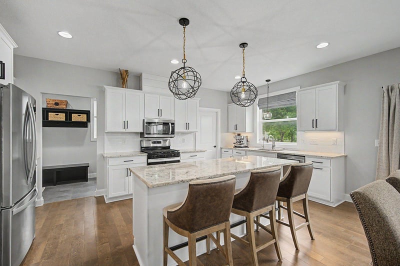 6694 Lakeview Cir NE, Albertville, MN 55301