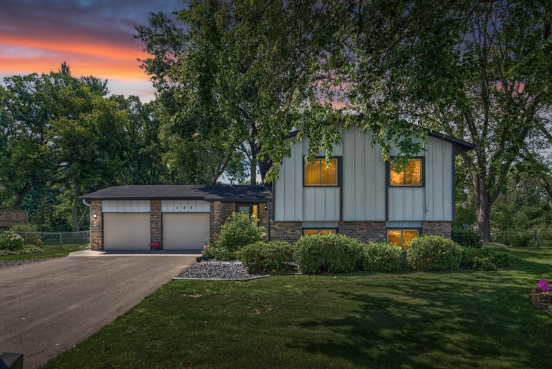 882 90th Ave NW, Coon Rapids, MN 55433