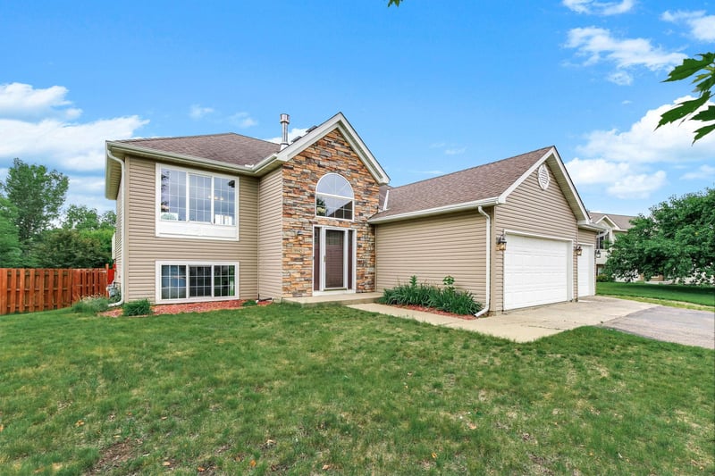 9945 42nd St NE, Saint Michael, MN 55376